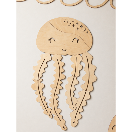 Drewniana meduza w pokoju dziecięcym — styl Montessori, motyw oceaniczny