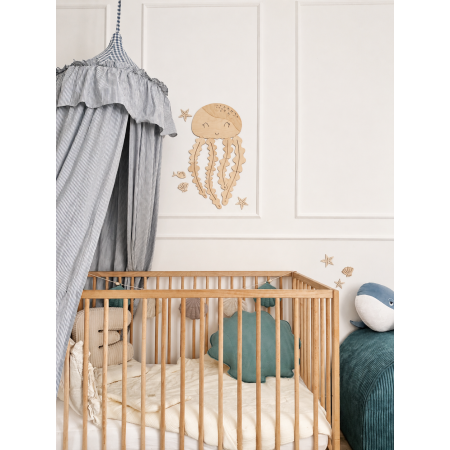 Drewniana meduza w pokoju dziecięcym — styl Montessori, motyw oceaniczny