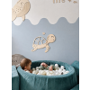 Drewniany żółw w pokoju dziecięcym — styl Montessori, motyw oceaniczny